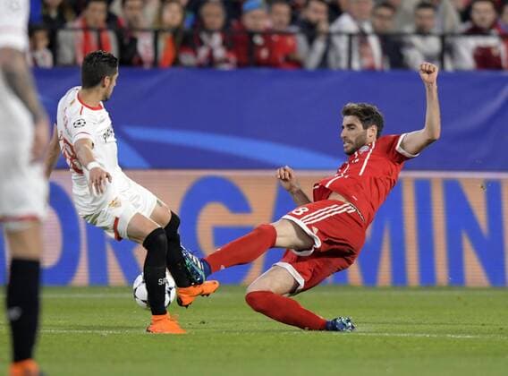 03 04 2018 Football UEFA Champions League 2017 2018 Quarter-finals FC Sevilla FC Bayern Munich in the stadium Ramon Sanchez Pizjuan Sevilla Spain re Javi Martinez FC Bayern Munich in a duel