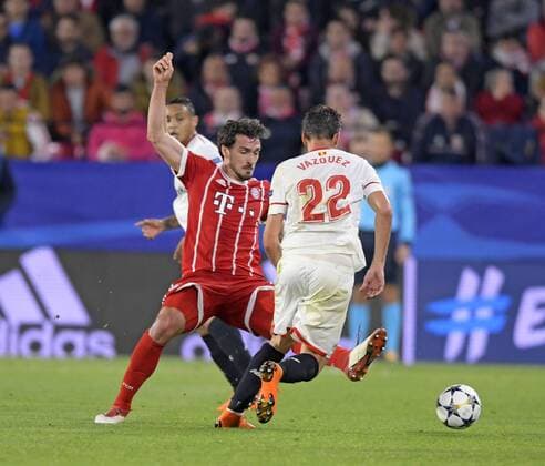 03 04 2018 Football UEFA Champions League 2017 2018 Quarter Finals FC Sevilla FC Bayern Munich at the Ramon Sanchez Pizjuan Sevilla Spain v Mats Hummels Bayern Munich vs. Franco Vasquez Sevilla FC