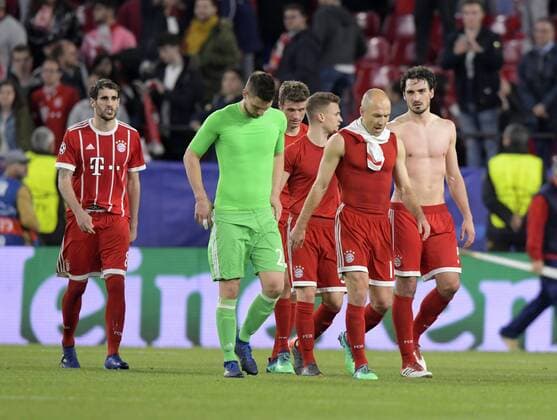 03 04 2018 Football UEFA Champions League 2017 2018 Quarter Finals FC Sevilla FC Bayern Munich in Stadium Ramon Sanchez Pizjuan Sevilla Spain v li Javi Martinez FC Bayern Munich Goalkeeper Sven Ulreich FC Bayern Munich Joshua Kimmich FC Bayern Munich Arjen Robben FC Bayern Munich and Mats Hummels Bayern Munich pensive