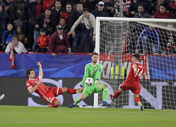 03 04 2018 Football UEFA Champions League 2017 2018 Quarter-finals FC Sevilla FC Bayern Munich at the stadium Ramon Sanchez Pizjuan Sevilla Spain v left Mats Hummels Bayern Munich Goalkeeper Sven Ulreich FC Bayern Munich Juan Bernat Bayern Munich