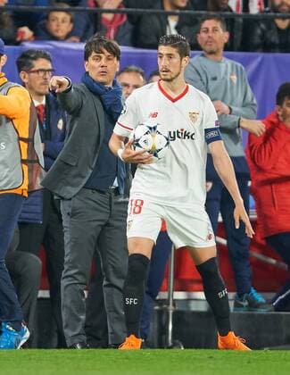 Vincenzo MONTELLA Sevilla coach gestures and gives instructions action single image single action gestures gesture facial expressions gestures indicate Sergio ESCUDERO Sevilla 18 FC SEVILLA FC BAVARIA MUENCHEN 1 2 quarter-final first leg UEFA Champions League Sevilla Spain 03 04 2018 CL season 2017 2018 FCB