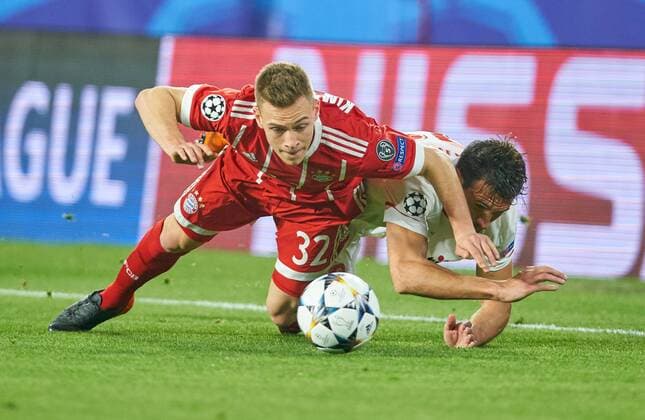 Joshua KIMMICH FCB 32 Fighting action for the ball against Franco VAZQUEZ Sevilla 22 Action Fighting Game scene Tackling Ball Individual action FC SEVILLA FC BAVARIA MUENCHEN 1 2 Quarter-final first leg Football UEFA Champions League Sevilla Spain 03 04 2018 CL Season 2017 2018 FCB