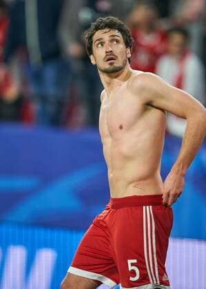 Mats HUMMELS FCB 5 Half Figure Action Single Portrait Portraet Single Action Upper Body Body Abdominals Sixpack Nude Muscles Body Muscles FC SEVILLA FC BAVARIA MUENCHEN 1 2 Quarterfinal First Leg Soccer UEFA Champions League Sevilla Spain 03 04 2018 CL Season 2017 2018 FCB