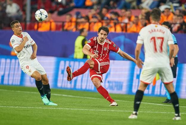 Mats HUMMELS FCB 5 Single Action with Ball Full-length Cut Out Single Shot High Angle Action Full Body Single Shot Action Ball-Taking Ball Treatment Wissam BEN YEDDER Sevilla 9 FC SEVILLA FC BAVARIA MUENCHEN 1 2 Quarter-Finals First leg Football UEFA Champions League Sevilla Spain 03 04 2018 CL Season 2017 2018 FCB