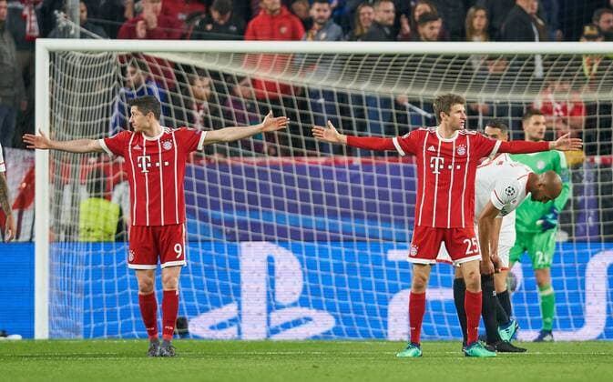 Robert LEWANDOWSKI FCB 9 Thomas MUELLER MÜLLER FCB 25 gestures and gives instructions Action Single image Single action Gesture Gesture Mimic Show gesture interpret Whole figure Action Portrait Single image Single action FC SEVILLA FC BAYERN MUENCHEN 1 2 Quarter-final first leg UEFA Champions League Sevilla Spain 03 04 2018 CL Season 2017 2018 FCB