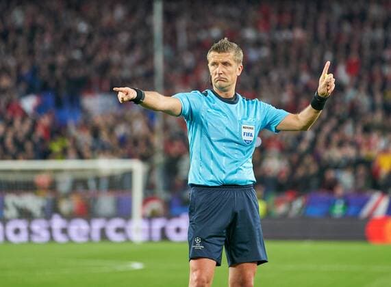 Chief referee Daniele ORSATO ITA with whistle Gestures showing referee single action FC SEVILLA FC BAVARIA MUENCHEN 1 2 Quarter-finals first leg Football UEFA Champions League Sevilla Spain 03 04 2018 CL Season 2017 2018 FCB