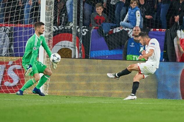 Sven ULREICH FCB 26 Goalkeeper gets this 1 0 Pablo SARABIA Sevilla 17 Goal kicker Goal scoreline Dismantle Draw Shot free kick FC SEVILLA FC BAVARIA MUENCHEN 1 2 Quarter-finals First leg Football UEFA Champions League Sevilla Spain 03 04 2018 CL Season 2017 2018 FCB