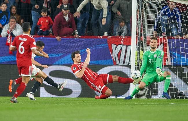 Sven ULREICH FCB 26 Goalkeeper Mats HUMMELS FCB 5 kicks off the ball captures catch capture Action Single Shot Cut Out Reaction Rapid Focus Fausten FC SEVILLA FC BAVARIA MUENCHEN 1 2 Quarter-Finals First leg Football UEFA Champions League Sevilla Spain 03 04 2018 CL Season 2017 2018 FCB