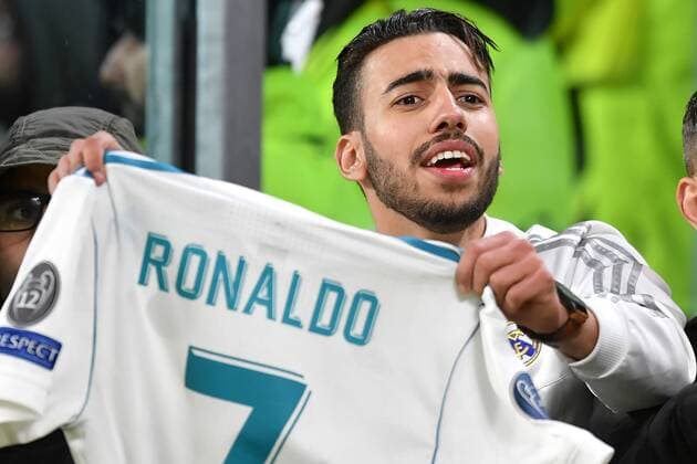 A fan of Real shows a shirt of Cristiano Ronaldo Torino 03-04-2018 Stadium Champions League 2017 2018 Round of 8 Juventus - Real Madrid Foto Andrea Staccioli Insidefoto andreaxstaccioli