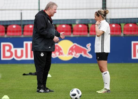 IMAGO Iconic Moments, Fußball - Frauen Themen der Woche - SPORT Bilder des Tages - SPORT DFB Frauen Nationalmannschaft Training Leipzig, 04.04.2018, RBL Trainingszentrum, Fussball, BR Deutschland (GER), Frauen Nationalteam, Training. , Die Frauen DFB-Auswahl trainiert vor ihrem WM Qualifikationsspiel am Sa. gegen Tschechien im RB Leipzig Trainingszentrum. Im Bild v.l.: Bundestrainer Horst Hrubesch (GER) und Anna Blässe Blaesse (14,GER). , *** DFB Women National Team Training Leipzig 04 04 2018 RBL Training Center Football BR Germany GER Women National Team Training The women DFB selection trained before their World Cup qualifier on Saturday against the Czech Republic in the RB Leipzig training center In image v l national coach Horst Hrubesch GER and Anna Blässe Blaesse 14 GER