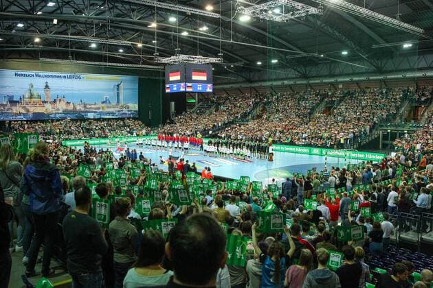 Handball Germany vs Serbia Leipzig 2018 Handball Laenspiel der Maenner Germany Germany vs Serbia Serbia on 04 04 2018 in the Arena Leipzig Germany The picture The teams at the national anthem national anthem Totale Symbol Feature Rundblick Arena Spectators Fans xjkx