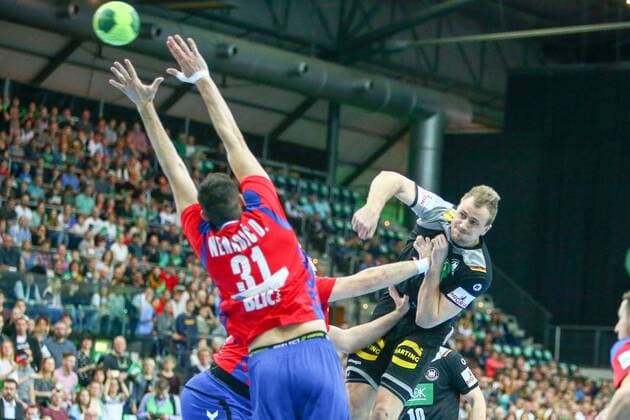 Germany Serbia Handball Leipzig 04 04 2018 Arena Leipzig Handball Internationals Men Germany Serbia In the picture Julius Kühn Kuehn 35 Germany meets 1 0 v 1 Drasko Nenadic 31 Serbia and Julius Kühn Kuehn 35 Germany