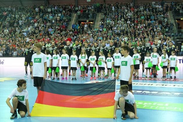 Handball Germany vs Serbia Leipzig 2018 Handball Laenspiel der Maenner Germany Germany vs Serbia Serbia on 04 04 2018 in the Arena Leipzig Germany Pictured team Germany at the national anthem national anthem flag flag xjkx