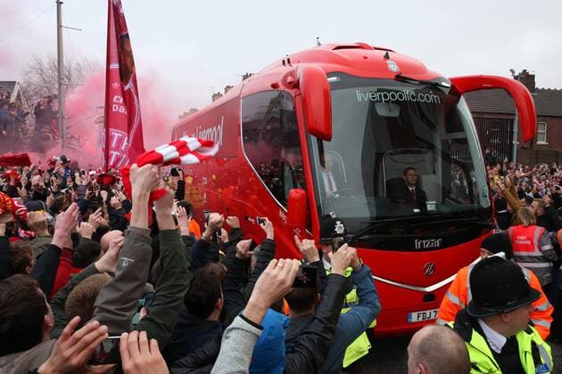 Themen der Woche - SPORT Bilder des Tages - SPORT 4th April 2018, Anfield, Liverpool, England; UEFA Champions League football, quarter final 1st leg, Liverpool versus Manchester City; Liverpool fans greet the arrival of the Liverpool team coach before the match with flares and flags  ActionPlus12008337