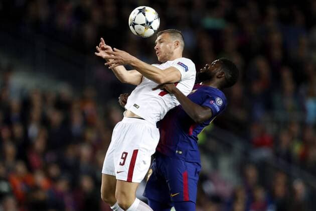 (l-r) Edin Dzeko of AS Roma, Samuel Umtiti of FC Barcelona Barca during the UEFA Champions League quarter final match between FC Barcelona and AS Roma at the Camp Nou stadium on April 04, 2018 in Barcelona, Spain. UEFA Champions League 2017 2018 xVIxVIxImagesx xMauricexvanxSteenxIVx 10542320