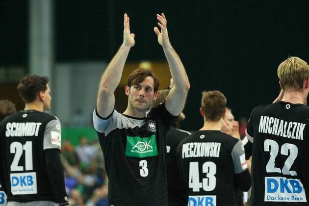 Handball Germany vs Serbia Leipzig 2018 Handball Laenspiel der Maenner Germany Germany vs Serbia Serbia on 04 04 2018 in the Arena Leipzig Germany Pictured Uwe GENSHEIMER 3 GER Thanks to spectators xjkx