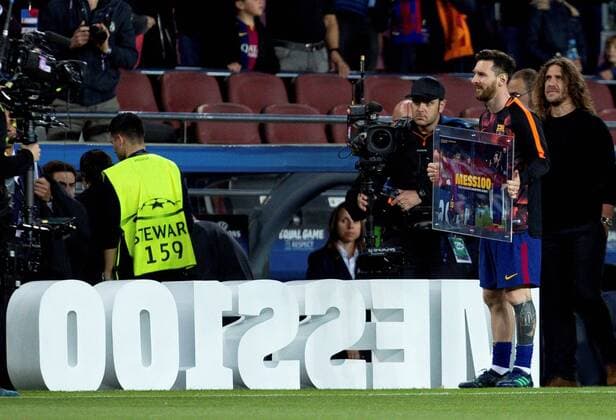 FC Barcelona Barca s Argentinian striker Lionel Messi holds the trophy of the 100 UEFA Champions League goals before facing AS Roma for the quarter-final first leg match of the competition at the Camp Nou stadium in Barcelona, Spain, 04 April 2018. FC Barcelona vs. AS Roma !ACHTUNG: NUR REDAKTIONELLE NUTZUNG!  Copyright: xEnricxFontcubertax BCN01 20180404-636584739902014244
