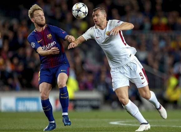Barcelona s Ivan Rakitic (L) vies for the ball with Roma s Edin Dzeko during the 100 UEFA Champions League quarter-final first leg match between FC Barcelona Barca and AS Roma at the Camp Nou stadium in Barcelona, Spain, 04 April 2018. FC Barcelona vs. AS Roma !ACHTUNG: NUR REDAKTIONELLE NUTZUNG!  Copyright: xEnricxFontcubertax BCN04 20180404-636584740567180030