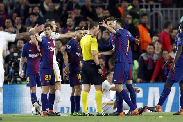(l-r) Sergi Roberto of FC Barcelona Barca Jordi Alba of FC Barcelona, referee Danny Makkelie, Gerard Pique of FC Barcelona, Sergio Busquets of FC Barcelona during the UEFA Champions League quarter final match between FC Barcelona and AS Roma at the Camp Nou stadium on April 04, 2018 in Barcelona, Spain. UEFA Champions League 2017 2018 xVIxVIxImagesx xMauricexvanxSteenxIVx 10542773