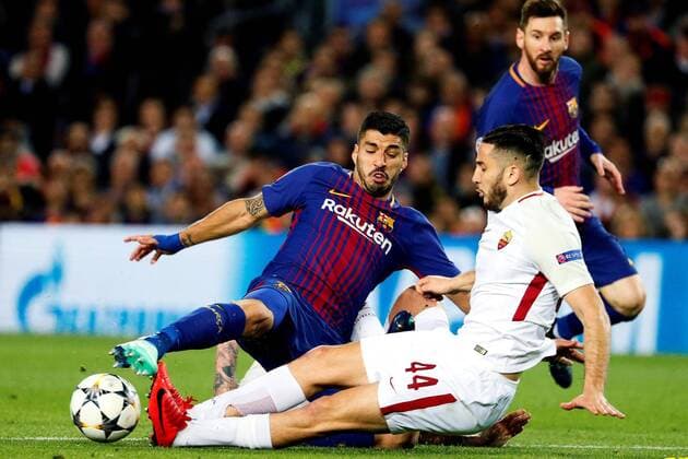Barcelona s Luis Suarez (L) vies for the ball with Roma s Konstantinos Manolas during the UEFA Champions League quarter-final first leg match between FC Barcelona Barca and AS Roma at the Camp Nou stadium in Barcelona, Spain, 04 April 2018. FC Barcelona vs. AS Roma !ACHTUNG: NUR REDAKTIONELLE NUTZUNG!  Copyright: xAlejandroxGarciax BCN08 20180404-636584747495516358