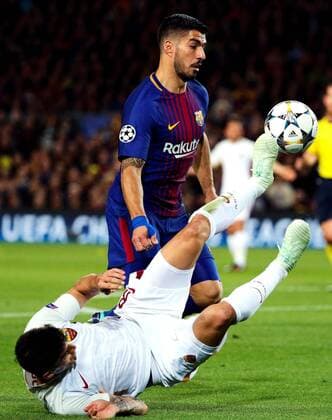Barcelona s Luis Suarez (R) vies for the ball with Roma s Diego Perotti during the UEFA Champions League quarter-final first leg match between FC Barcelona Barca and AS Roma at the Camp Nou stadium in Barcelona, Spain, 04 April 2018. FC Barcelona vs. AS Roma !ACHTUNG: NUR REDAKTIONELLE NUTZUNG!  Copyright: xAlejandroxGarciax BCN09 20180404-636584748102086613