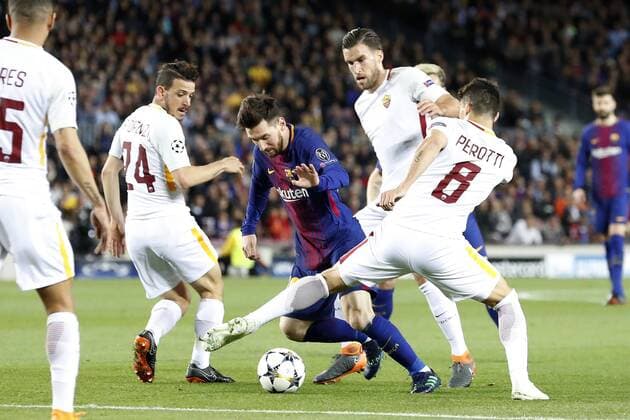 (L-R) Bruno Peres of AS Roma, Alessandro Florenzi of AS Roma, Lionel Messi of FC Barcelona Barca Kevin Strootman of AS Roma, Diego Perotti of AS Roma during the UEFA Champions League quarter final match between FC Barcelona and AS Roma at the Camp Nou stadium on April 04, 2018 in Barcelona, Spain. UEFA Champions League 2017 2018 xVIxVIxImagesx xMauricexvanxSteenxIVx 10542871