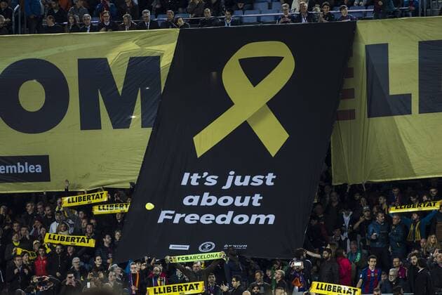 April 4, 2018 - Barcelona, Spain - Free Catalan political prisoners symbols during the Quarter-finals 1st leg between FC Barcelona Barca v A.S. Roma at Camp Nou Stadium on 04 of April of 2018 in Barcelona. FC Barcelona v AS Roma - UEFA Champions League Quarter Final Leg One  - ZUMAn230 20180404_zaa_n230_295 Copyright: xXavierxBonillax
