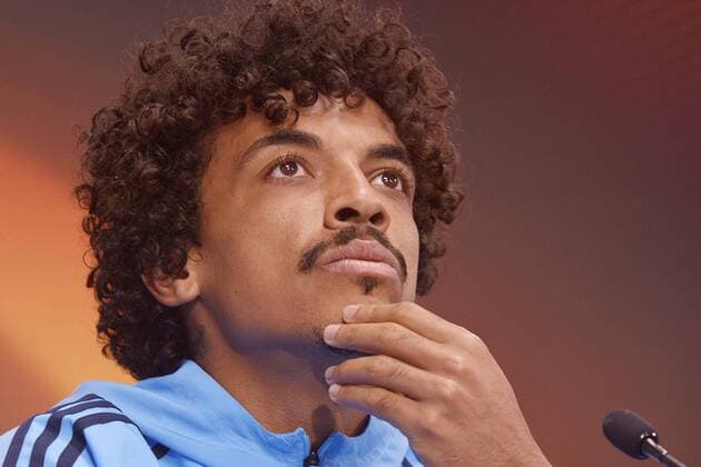 Football Europa League 2017 18 Press Conference in front of RB Leipzig Olympique Marseille 04 04 2018 Game on 05 04 2018 Luiz Gustavo Player of Olympique Marseille looks up Leipzig Saxony Germany