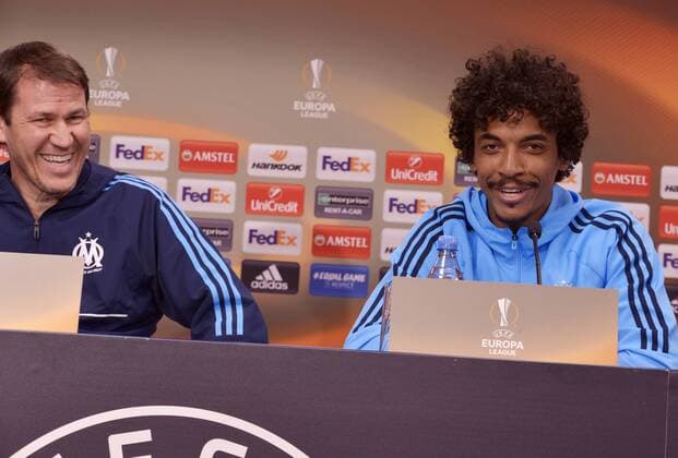 Football Europa League 2017 18 press conference ahead of RB Leipzig Olympique Marseille 04 04 2018 game on 05 04 2018 Marseille coach Rudi Garcia li and Marseille player Luiz Gustavo re laughing laugh Leipzig Saxony Germany