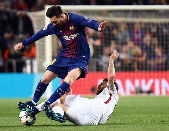 Themen der Woche - SPORT Bilder des Tages - SPORT BARCELONA, 04-04-2018. UEFA Champions League 2017 2018. 1 4. FC Barcelona Barca - AS Roma. Lionel Messi of FC Barcelona and Daniele De Rossi of AS Roma. Barcelona - Roma  x2098619x