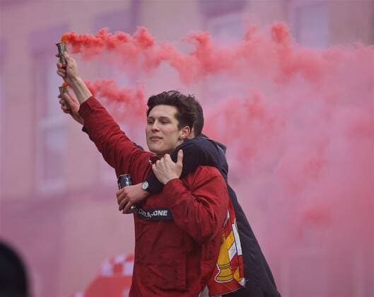 Bilder des Tages - SPORT (180405) -- LIVERPOOL, April 5, 2018 -- Liverpool supporters welcome the team buses before the UEFA Champions League quarterfinal 1st Leg match between Liverpool and Manchester City at Anfield Stadium in Liverpool, Britain on April 4, 2018. Liverpool won 3-0. FOR EDITORIAL USE ONLY. NOT FOR SALE FOR MARKETING OR ADVERTISING CAMPAIGNS. NO USE WITH UNAUTHORIZED AUDIO, VIDEO, DATA, FIXTURE LISTS, CLUB LEAGUE LOGOS OR LIVE SERVICES. ONLINE IN-MATCH USE LIMITED TO 45 IMAGES, NO VIDEO EMULATION. NO USE IN BETTING, GAMES OR SINGLE CLUB LEAGUE PLAYER PUBLICATIONS.) (SP)BRITAIN-LIVERPOOL-SOCCER-UEFA CHAMPIONS LEAGUE-LIVERPOOL VS MANCHESTER CITY HanxYan