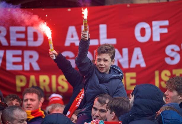(180405) -- LIVERPOOL, April 5, 2018 -- Liverpool supporters welcome the team buses before the UEFA Champions League Quarter-Final 1st Leg match between Liverpool and Manchester City at Anfield Stadium in Liverpool, Britain on April 4, 2018. Liverpool won 3-0. FOR EDITORIAL USE ONLY. NOT FOR SALE FOR MARKETING OR ADVERTISING CAMPAIGNS. NO USE WITH UNAUTHORIZED AUDIO, VIDEO, DATA, FIXTURE LISTS, CLUB LEAGUE LOGOS OR LIVE SERVICES. ONLINE IN-MATCH USE LIMITED TO 45 IMAGES, NO VIDEO EMULATION. NO USE IN BETTING, GAMES OR SINGLE CLUB LEAGUE PLAYER PUBLICATIONS.) (SP)BRITAIN-LIVERPOOL-SOCCER-UEFA CHAMPIONS LEAGUE-LIVERPOOL VS MANCHESTER CITY HanxYan