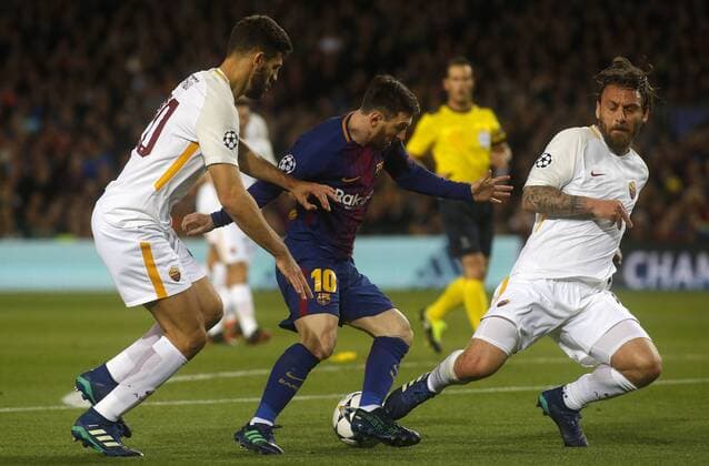 Partido de ida de 1 4 de la Liga de Campeones entre el Barcelona y la Roma en el Camp Nou. En la imagen, De Rossi y Messi.First leg of 1 4 Champions League match between Barcelona and Roma. In this picture, De Rossi and Messi. 