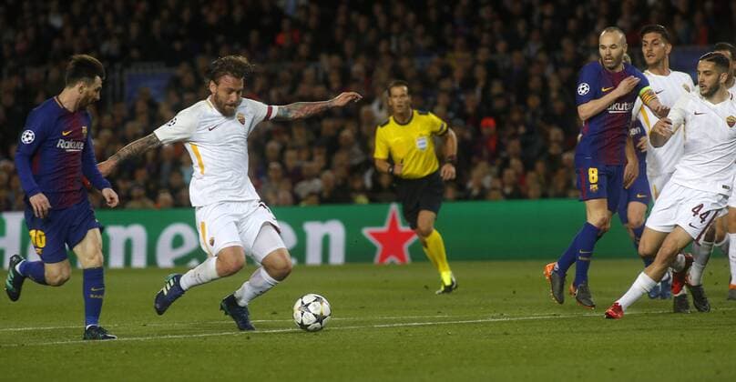 Partido de ida de 1 4 de la Liga de Campeones entre el Barcelona y la Roma en el Camp Nou. En la imagen, gol en propia puerta de De Rossi. First leg of 1 4 Champions League match between Barcelona and Roma. In this picture, own goal of Rossi. 