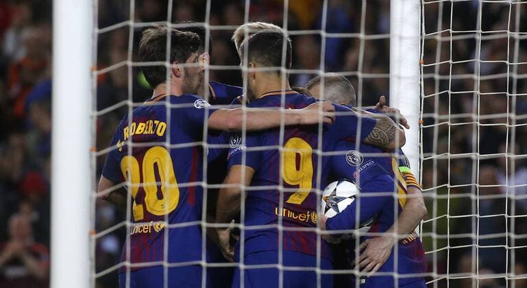 Partido de ida de 1 4 de la Liga de Campeones entre el Barcelona y la Roma en el Camp Nou. En la imagen, gol en propia puerta de De Rossi. First leg of 1 4 Champions League match between Barcelona and Roma. In this picture, own goal of Rossi. 