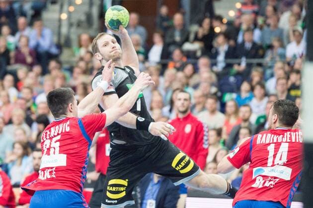 Steffen WEINHOLD mi GER against Nemanja Zelenovic left SRB and Bogdan Radivojevic SRB action Battle for the ball Handball Laender match of the men Friendlies Germany GER Serbia SRB 26 19 in Leipzig Germany on 04 04 2018 Â