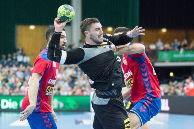 Jannik KOHLBACHER mi GER vs. Janja VOJVODIC left SRB and Andrija Madar SRB action Fight for the ball Handball Laender match of the men Friendlies Germany GER Serbia SRB 26 19 in Leipzig Germany on 04 04 2018 Â