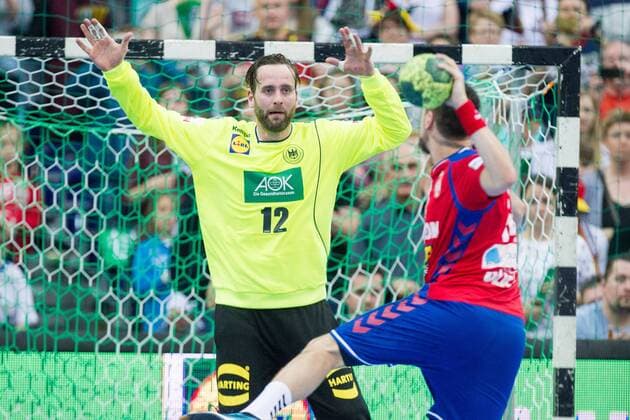 Goalkeeper Silvio HEINEVETTER li GER vs. Bogdan Radivojevic SRB in Seven Meter Competition Penalty Action Action Duel Handball Laenderpiel der Maenner Friendly Match Germany GER Serbia SRB 26 19 in Leipzig Germany on 04 04 2018 Â