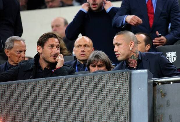 Bilder des Tages - SPORT April 4, 2018 - Barcelona, Catalonia, Spain - Francesco Totti and Radja Nainggolan during the match between FC Barcelona Barca and AS Roma, for the first leg of the 1 4 final of the UEFA Champions League, played at the Camp Nou Stadium on 04th April 2018 in Barcelona, Spain. Photo: Urbanandsport NurPhoto. FC Barcelona v AS Roma - UEFA Champions League Quarter Final Leg One  - ZUMAn230 20180404_zaa_n230_454 Copyright: xJoanxVallsx