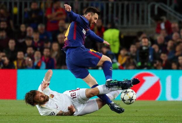 Bilder des Tages - SPORT April 4, 2018 - Barcelona, Catalonia, Spain - Daniele De Rossi and Leo Messi during the match between FC Barcelona Barca and AS Roma, for the first leg of the 1 4 final of the UEFA Champions League, played at the Camp Nou Stadium on 04th April 2018 in Barcelona, Spain. Photo: Urbanandsport NurPhoto. FC Barcelona v AS Roma - UEFA Champions League Quarter Final Leg One  - ZUMAn230 20180404_zaa_n230_469 Copyright: xJoanxVallsx