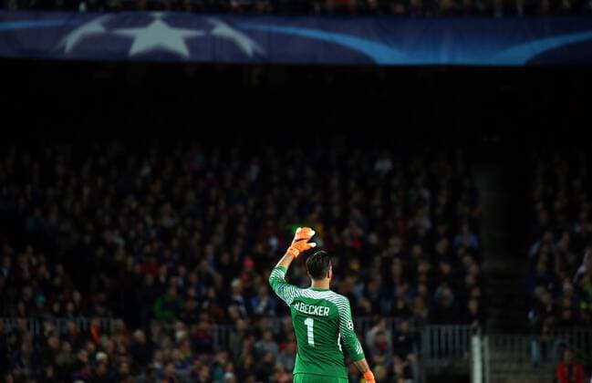 Bilder des Tages - SPORT April 4, 2018 - Barcelona, Catalonia, Spain - Alisson Becker during the match between FC Barcelona Barca and AS Roma, for the first leg of the 1 4 final of the UEFA Champions League, played at the Camp Nou Stadium on 04th April 2018 in Barcelona, Spain. Photo: Urbanandsport NurPhoto. FC Barcelona v AS Roma - UEFA Champions League Quarter Final Leg One  - ZUMAn230 20180404_zaa_n230_681 Copyright: xJoanxVallsx
