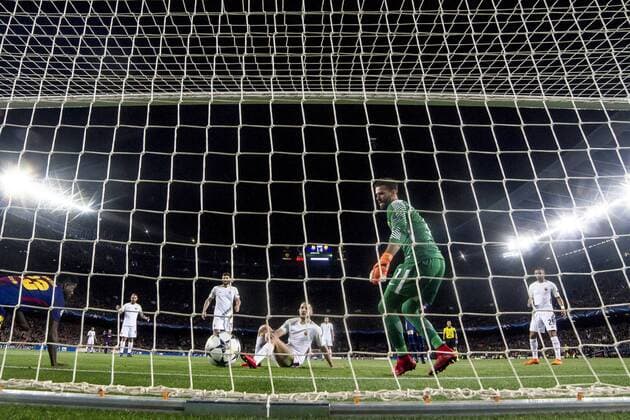 Themen der Woche - SPORT Bilder des Tages - SPORT April 4, 2018 - Barcelona, Catalonia, Spain - Roma s goalkeeper Alisson Becker during the UEFA Champions League match between FC Barcelona Barca and AS Roma at the Camp Nou Stadium in Barcelona, Catalonia, Spain on April 4, 2018 FC Barcelona v AS Roma - UEFA Champions League Quarter Final Leg One  - ZUMAn230 20180404_zaa_n230_480 Copyright: xMiquelxLlopx