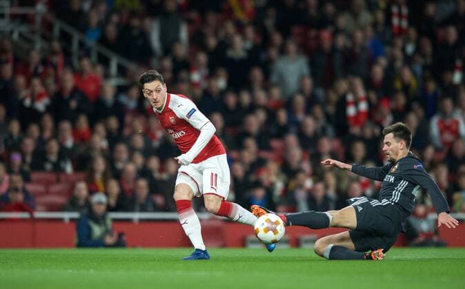 Mesut Ozil of Arsenal crosses the ball during the UEFA Europa League QF 1st leg match between Arsenal and CSKA Moscow at the Emirates Stadium, London, England on 5 April 2018. Copyright: xAndrewxAleksiejczukx PMI-1949-0008