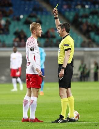 RB Leipzig Marseille Soccer Euro League Leipzig 05 04 2018 Red Bull Arena Soccer UEFA Euro League quarter-finals RB Leipzig vs. Olympique de Marseille Pictured l Konrad Laimer 27 RB Leipzig and referee Undiano Mallenco ESP warning