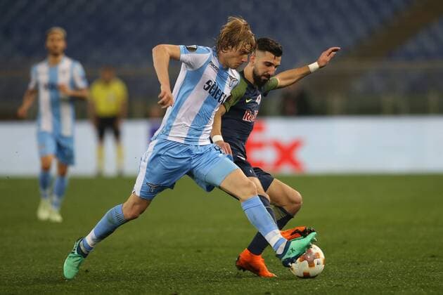 SOCCER - EL, Lazio vs RBS ROME,ITALY,05.APR.18 - SOCCER - UEFA Europa League, quarterfinal, SS Lazio vs Red Bull Salzburg. Image shows Dusan Basta (Lazio) and Munas Dabbur (RBS). GEPAxpictures xMathiasxMandl