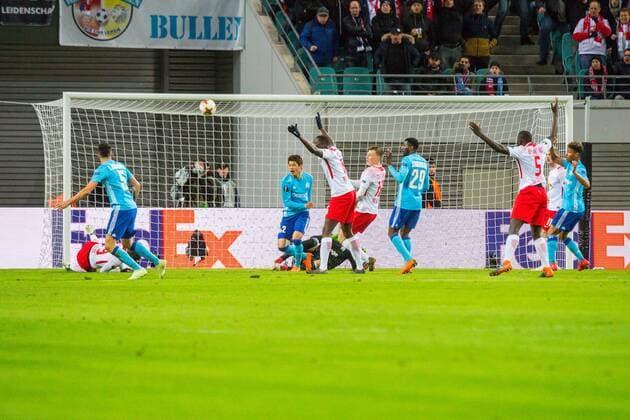 Europe League RB Leipzig vs Olympique Marseille 05 04 2018 Red Bull Arena Leipzig GER Europa League RB Leipzig vs Olympique Marseille im Bild Andre Zambo Anguissa 29 Olympique Marseille Lucas Ocampos 5 Olympique Marseille Dayot Upamecano 5 RB Leipzig complaint of the players of RB Leipzig after a alleged foul nordphotoxDostmann nph00325