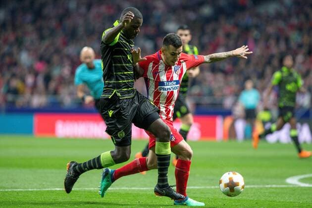 Atletico de Madrid s Angel Correa (R) vies for the ball with Sporting Lisboa s William Carvalho during the UEFA Champions League quarter-final first leg match between Atletico de Madrid and Sporting Lisboa at the Wanda Metropolitano stadium in Madrid, Spain, 05 April 2018. Atletico de Madrid vs. Sporting Lisboa !ACHTUNG: NUR REDAKTIONELLE NUTZUNG!  Copyright: xRodrigoxJimenezx MAD05 20180405-636585627777814765