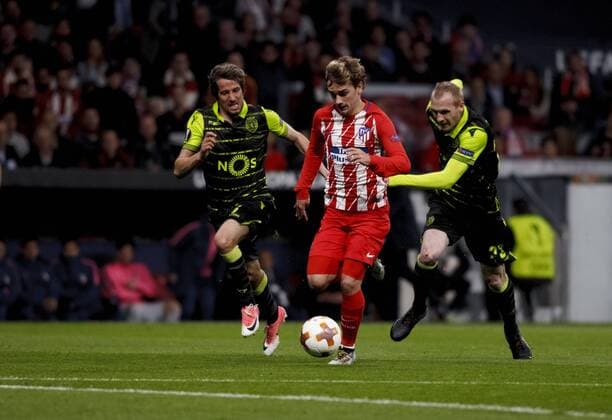 Antoine Griezmann of Atletico de Madrid (c), Fabio Coentrao Of Sporting Portugal (L) and Jeremy Mathieu Of Sporting Portugal (R) during the UEFA Europe League 2017 18 quarter finals, first leg match between Atletico de Madrid and Sporting Portugal, at Wanda Metropolitano Stadium in Madrid on April 5, 2018. (Photo by Guille Martinez Cordon Press)  xGuillexMartinezx xEuropaxLeaguex2017 18:xAtleticoxdexMadridxvsxSportingxPortugalx