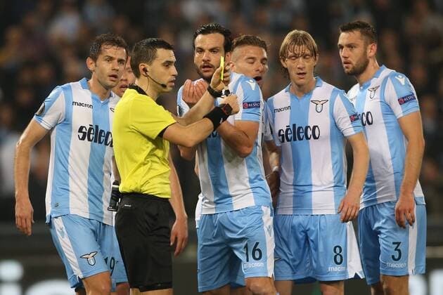Bilder des Tages - SPORT SOCCER - EL, Lazio vs RBS ROME,ITALY,05.APR.18 - SOCCER - UEFA Europa League, quarterfinal, SS Lazio vs Red Bull Salzburg. Image shows Senad Lulic, referee Ovidiu Hategan (ROU), Marco Parolo, Dusan Basta and Stefan de Vrij (Lazio). Keywords: yellow card. GEPAxpictures xMathiasxMandl