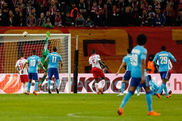05 04 2018 xtgx Football UEFA Europa League RB Leipzig Olympique Marseille emporer l Bouna Sarr Olympique Marseille 17 shoots at Latte Leipzig